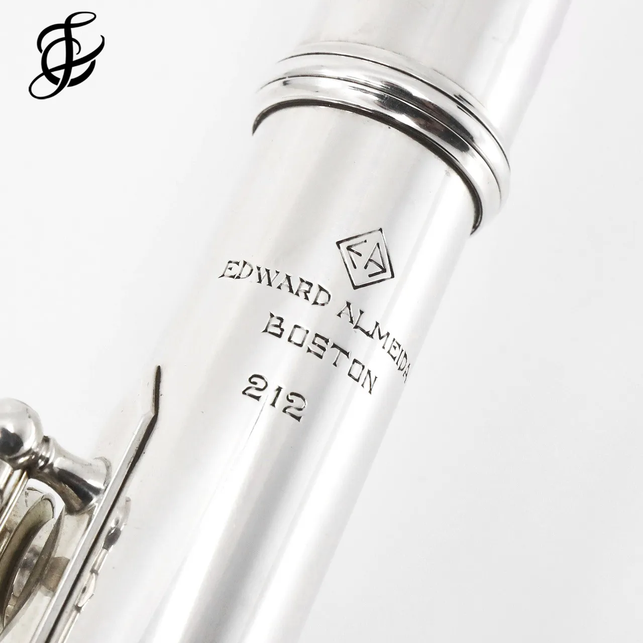 Almeida #212 -  Silver flute, inline G, B footjoint, 14K gold lip plate and riser