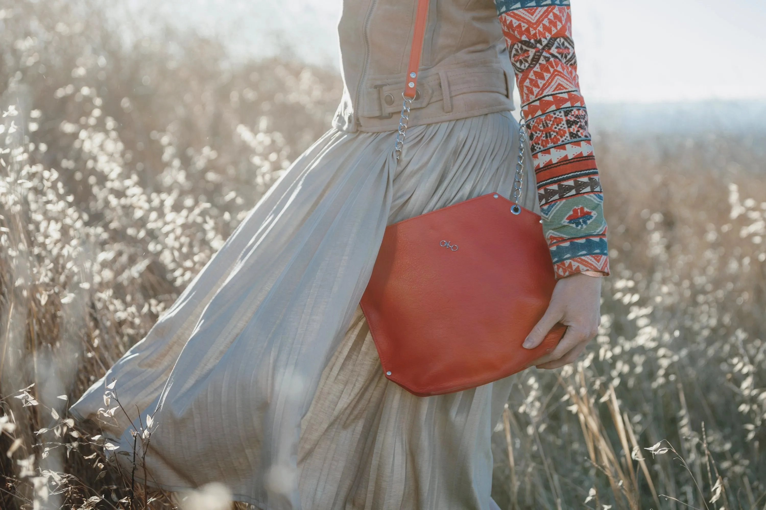 "Urban Chic" shoulder bag with chains