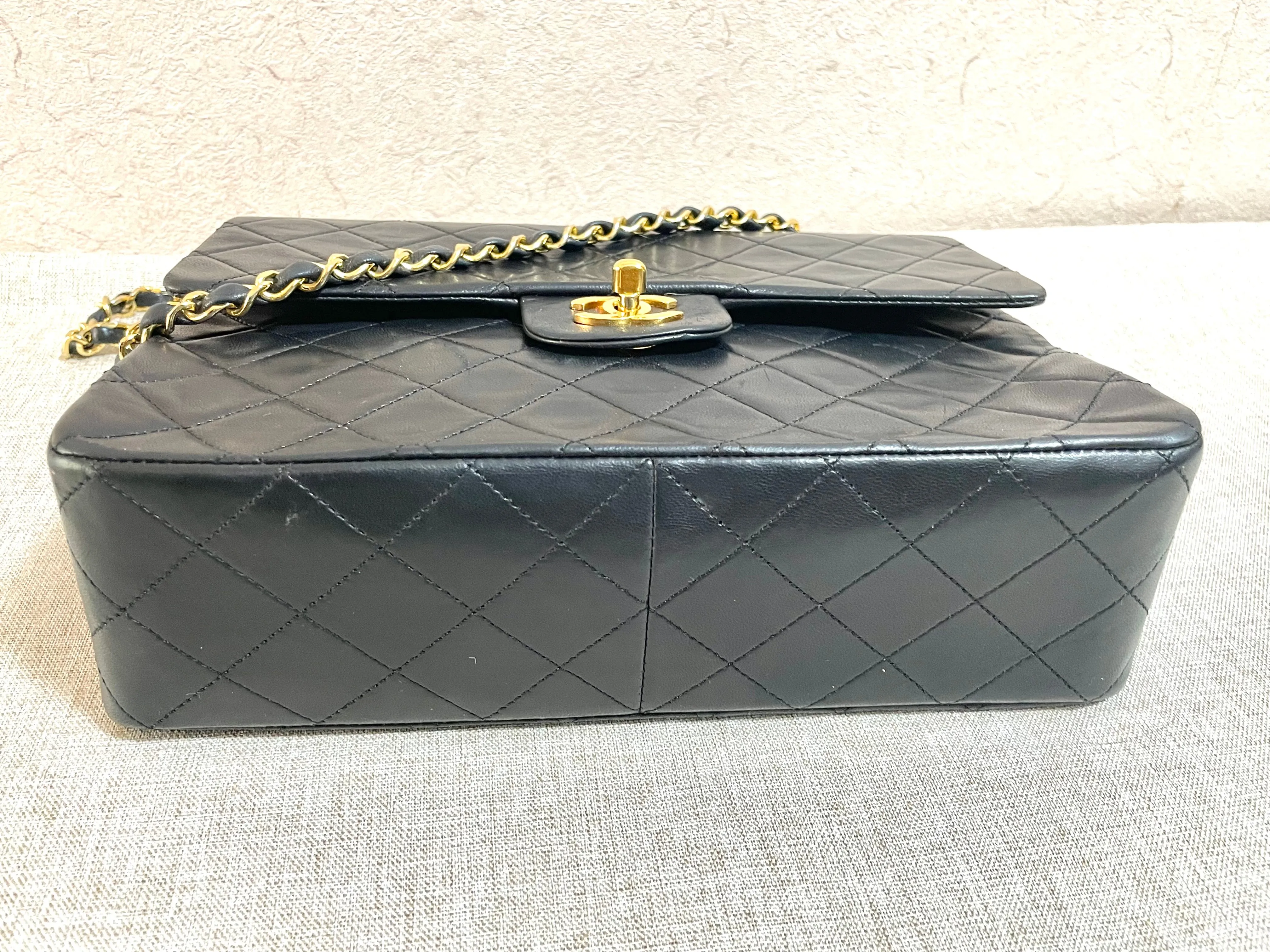 Vintage CHANEL black lambskin classic 2.55 double flap shoulder purse with golden chain straps. Make you even more chic. 061203ac1