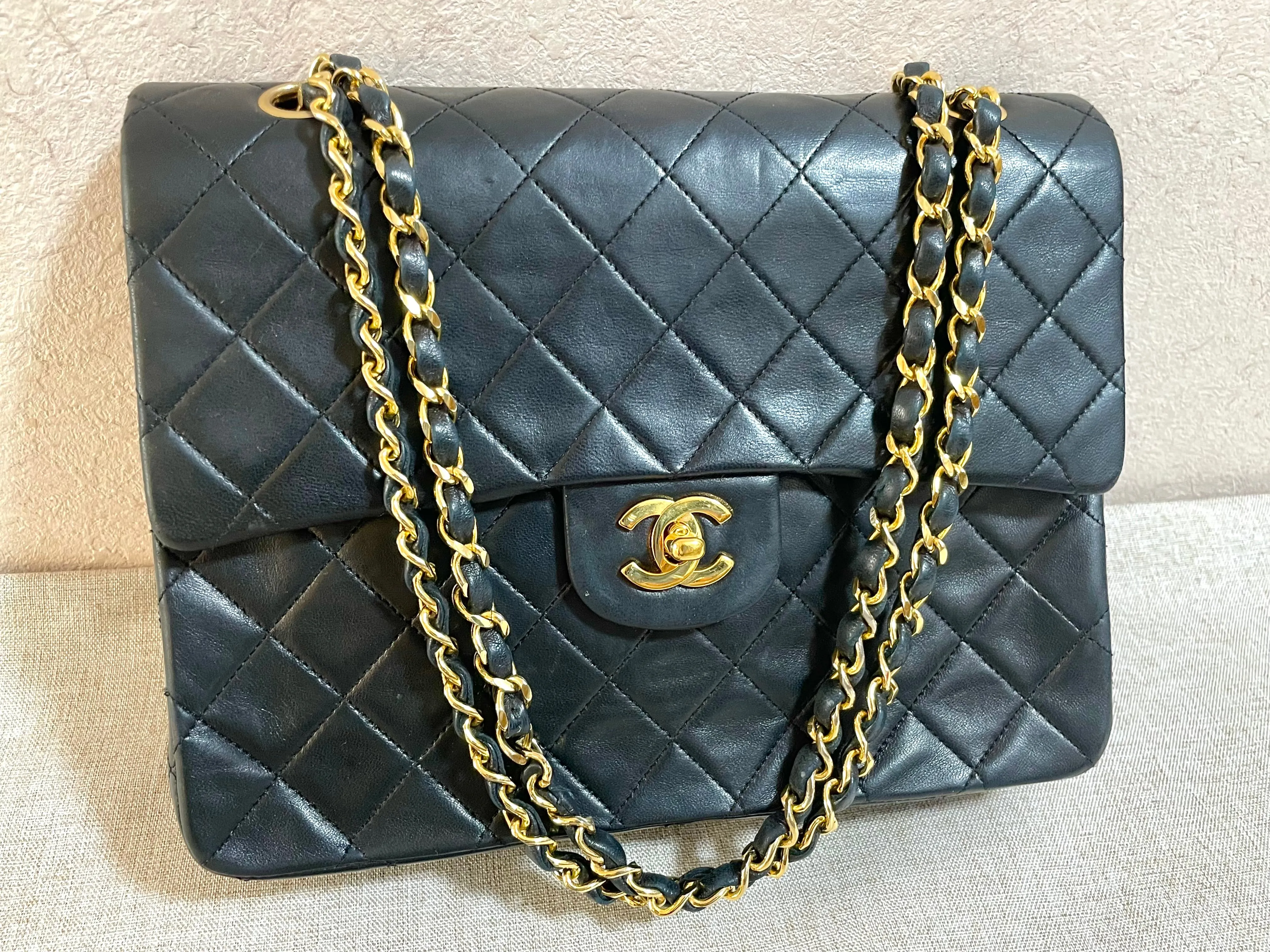 Vintage CHANEL black lambskin classic 2.55 double flap shoulder purse with golden chain straps. Make you even more chic. 061203ac1