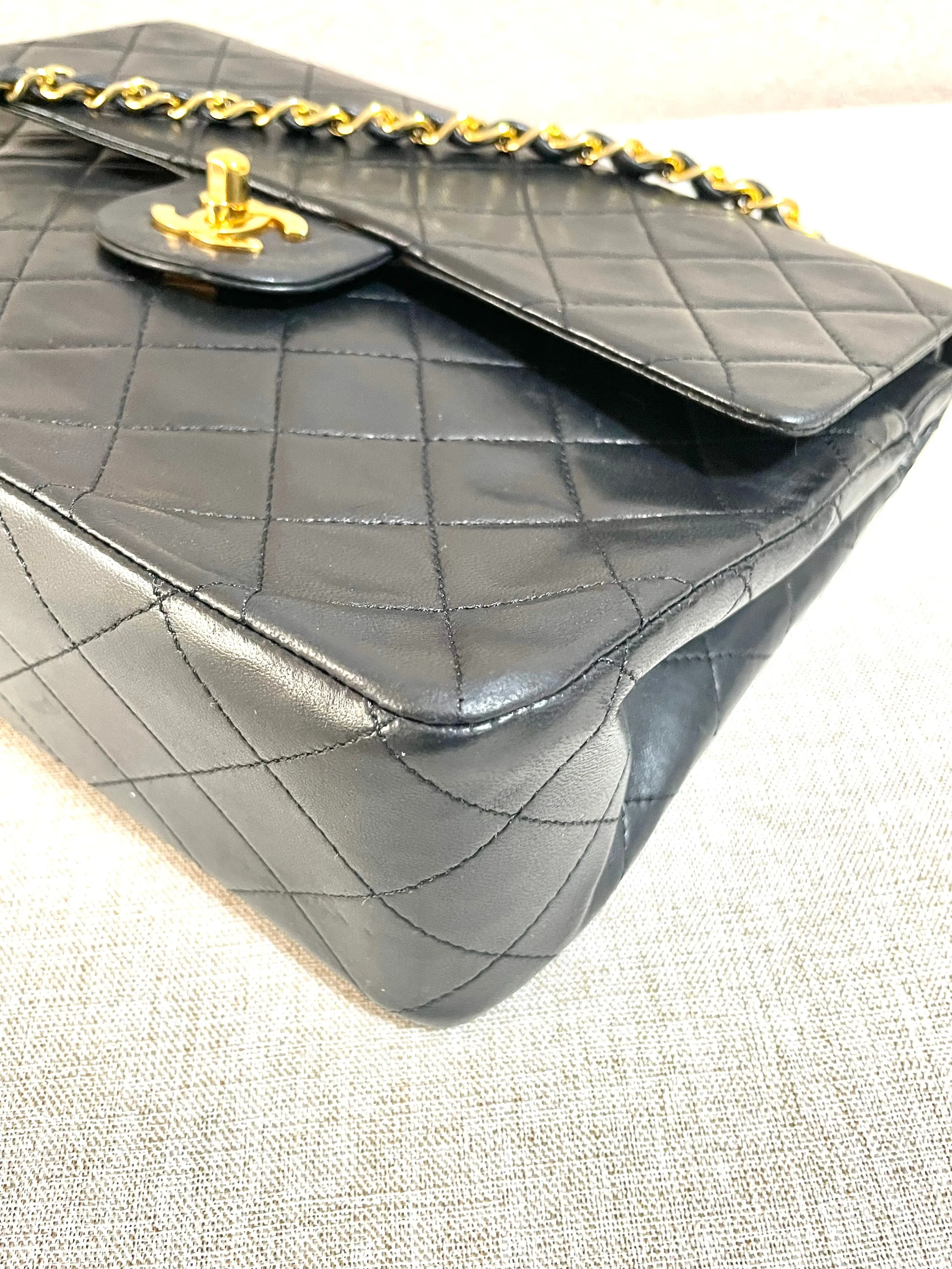 Vintage CHANEL black lambskin classic 2.55 double flap shoulder purse with golden chain straps. Make you even more chic. 061203ac1
